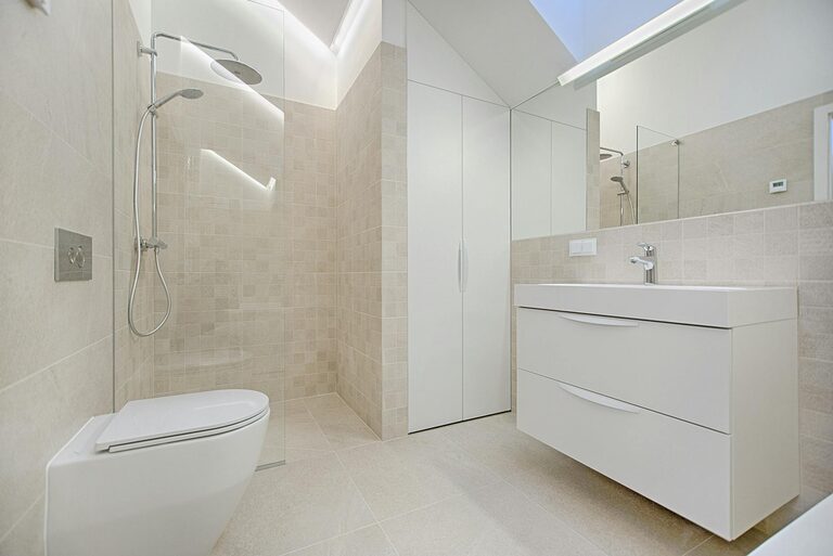 How to Create a Minimalist Bathroom Setup for a Clean, Calm Space